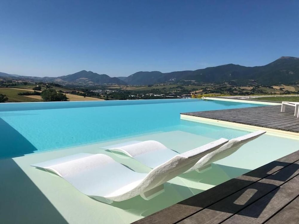Serre Alte Landscape Luxury Rooms — 4-Star Luxury Hotel in Matelica, Italy