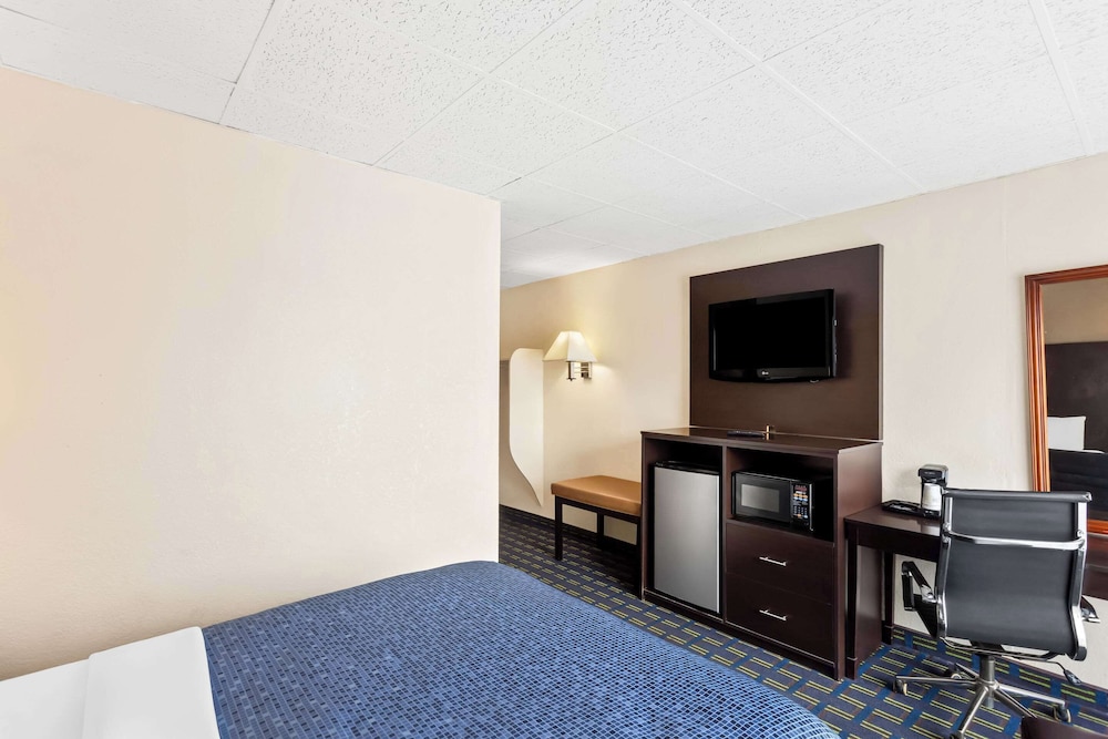 Econo Lodge Waynesboro Skyline Drive - photo 12