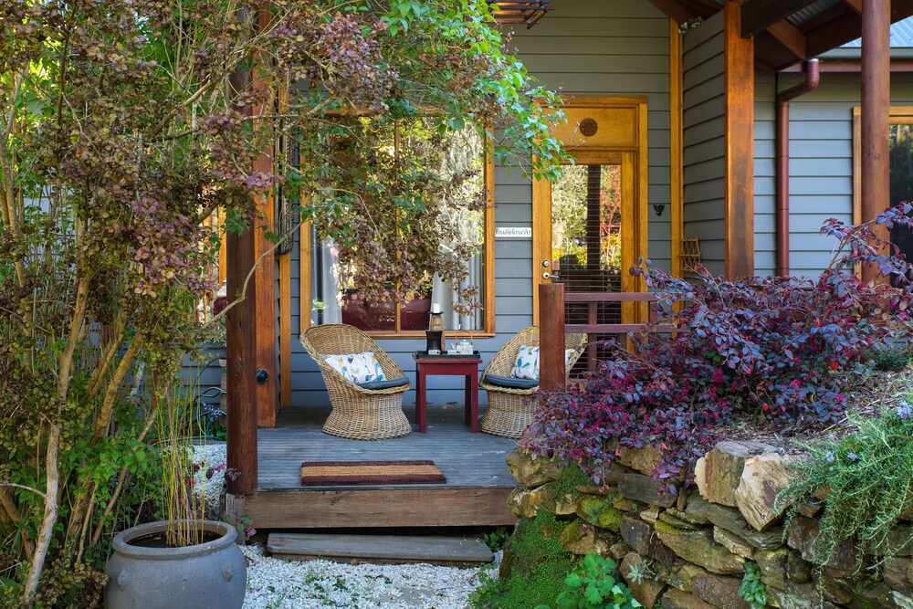 Hills End Camellia — carbon neutral stay, Daylesford