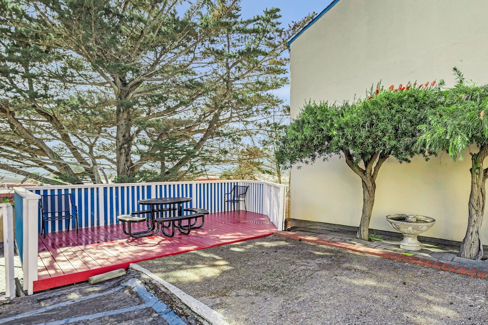 Econo Lodge Bay Breeze - photo 28