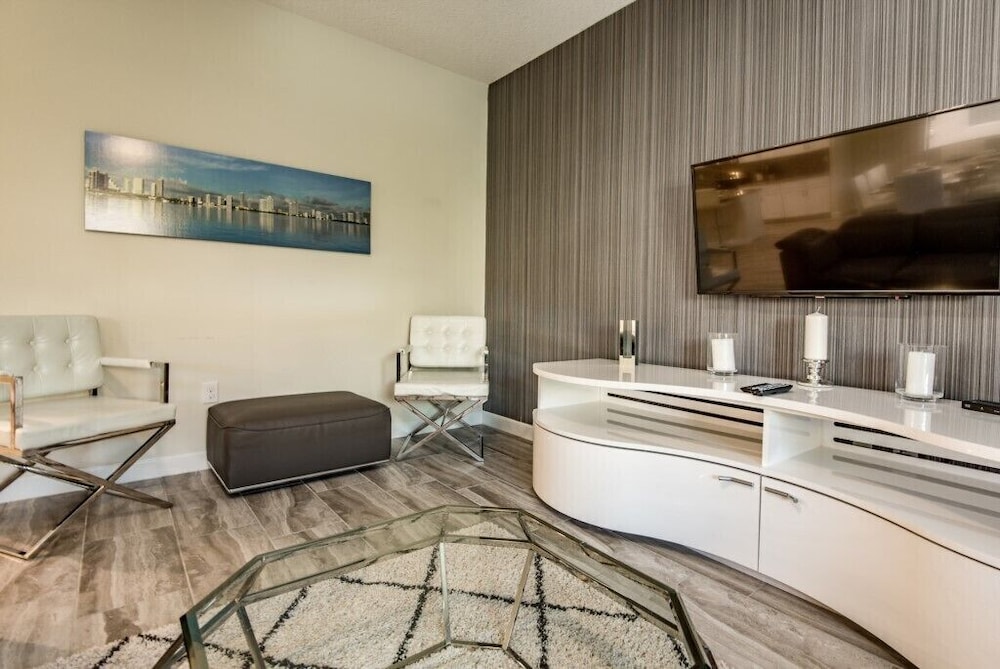 6 Bdrm 5 Bath in Solterra Resort - photo 2