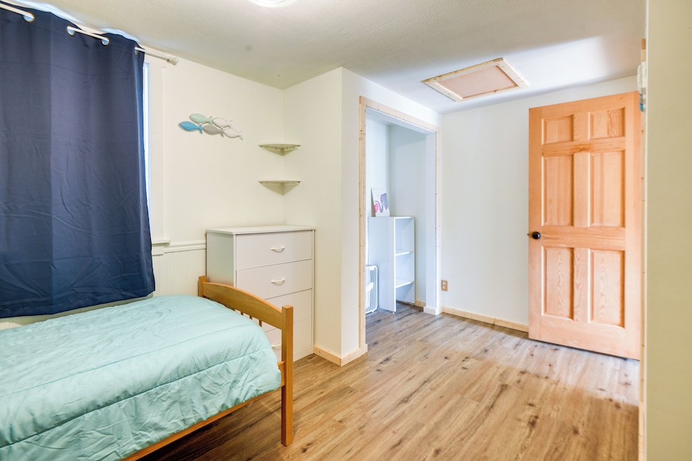 Meredith Home with Deck 6 Mi to Lake Winnipesaukee — 4-Star Luxury Hotel in Meredith, United States