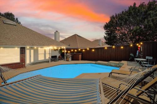 Deluxe Poolside Home Modern 5BR with Gaming Room — 4-Star Luxury Hotel in Mesquite, United States
