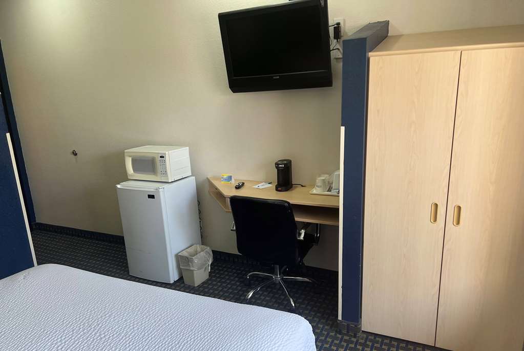 Days Inn & Suites by Wyndham Hutchinson - photo 25