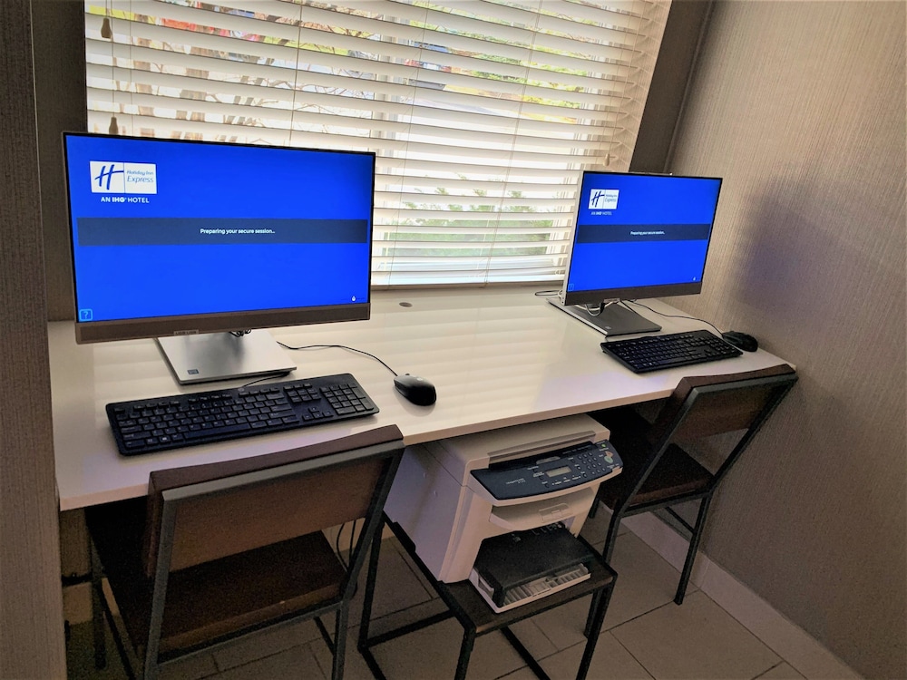 Holiday Inn Express & Suites Chicago Libertyville by IHG - photo 33