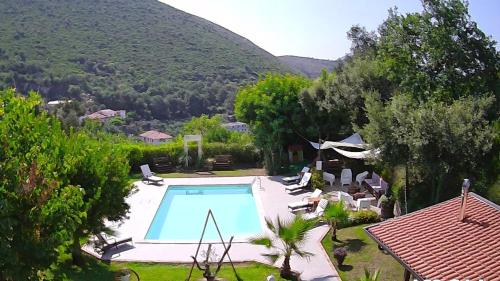 Casa De Crescenzo con piscina — 4-Star Luxury Hotel in Bellona, Italy