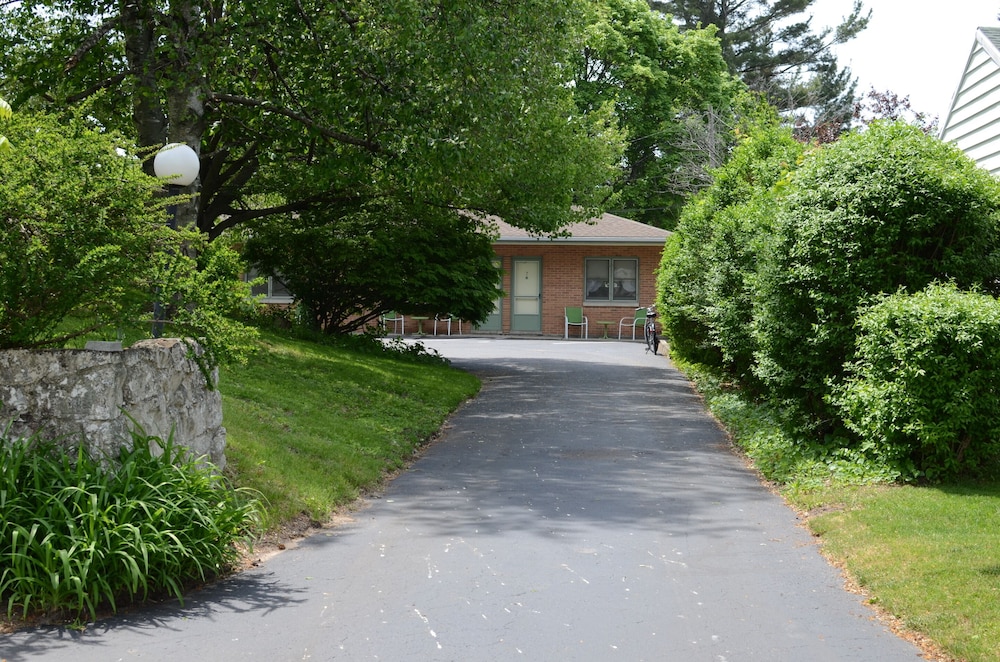 Ludington Blue Spruce Inn - photo 33