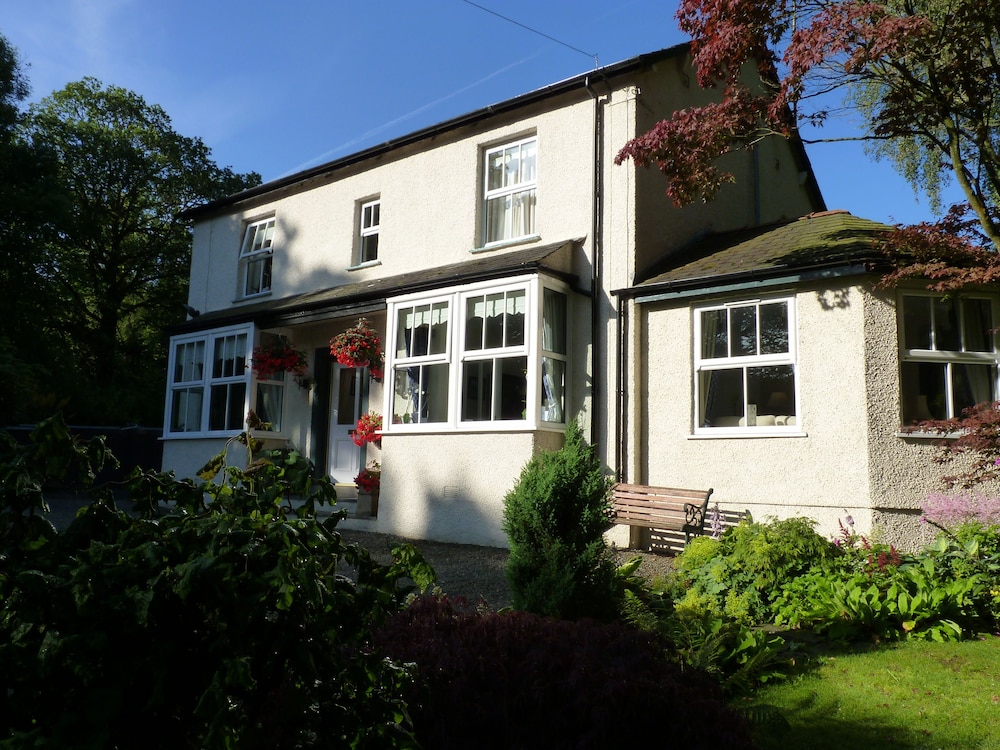 Lyndhurst Guest House — 4-Star Luxury Hotel in Ulverston, United Kingdom