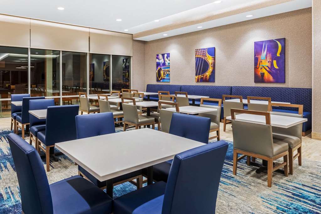 La Quinta Inn & Suites by Wyndham Kansas City Beacon Hill - photo 25