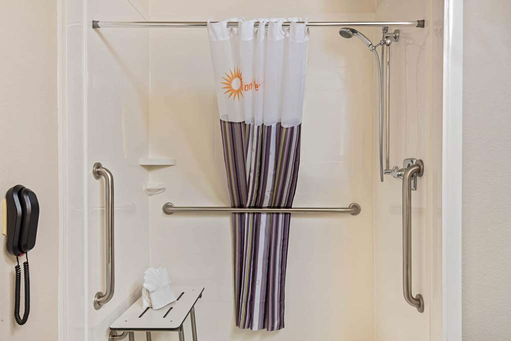 La Quinta Inn & Suites by Wyndham Las Vegas Nellis - photo 16
