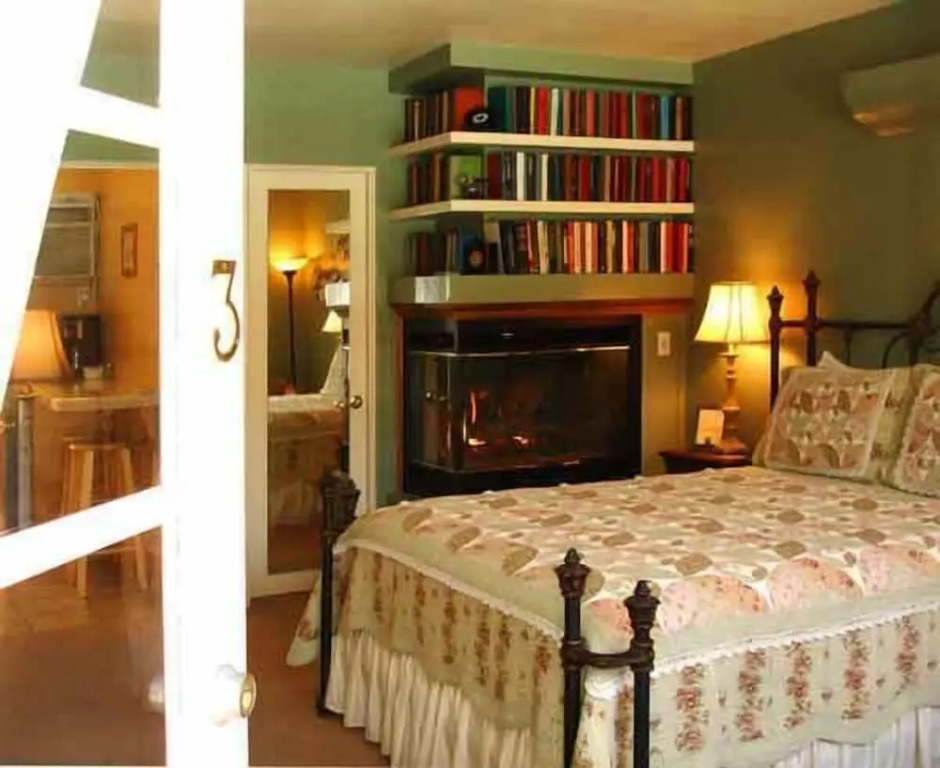 Coyote Inn 21 and Over a Town and Desert Boutique Hotel - photo 11