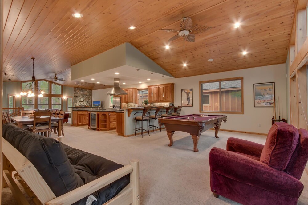 Artisan Chalet: Pet Friendly Deluxe Kitchen Games — 4-Star Luxury Hotel in South Lake Tahoe, United States