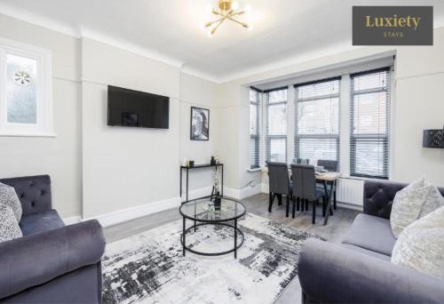 Modern & Stylish 2BR APT By Luxiety Stays Short Lets & Serviced Accommodation Southend on sea City Centre Nr High Street & C2C in Southend-On-Sea, United Kingdom