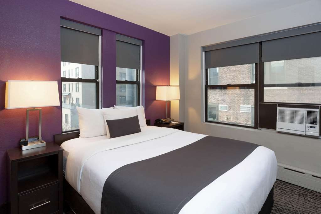 La Quinta Inn & Suites by Wyndham New York City Central Park - photo 21