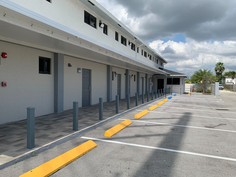 Hialeah Airport Motel - photo 11