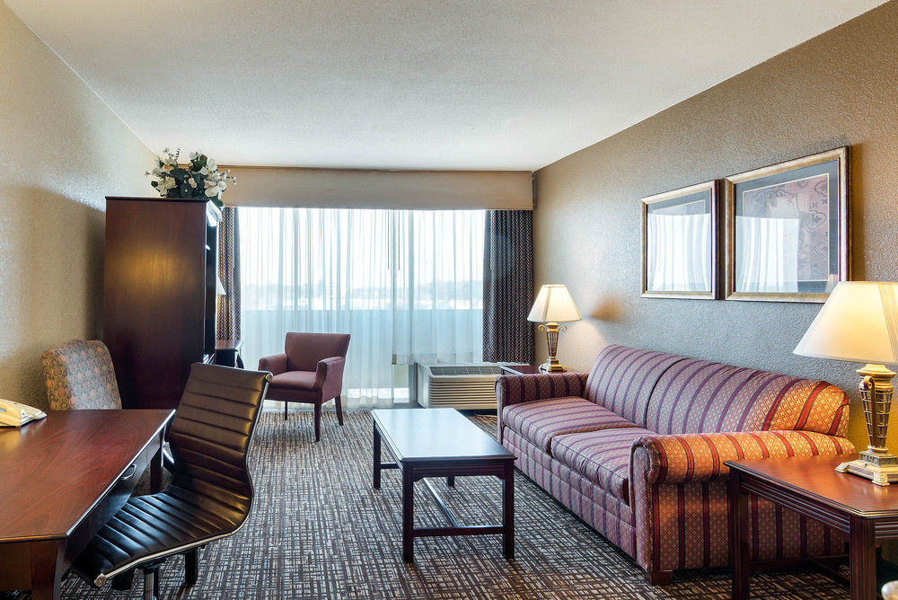 Clarion Inn & Suites By Hampton Convention Center - photo 19