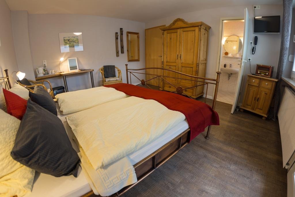 Weingut Knodt Trossen — 4-Star Luxury Hotel in Krov, Germany