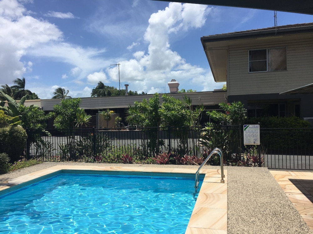 Country Plaza Motor Inn — hotel near Mackay Airport