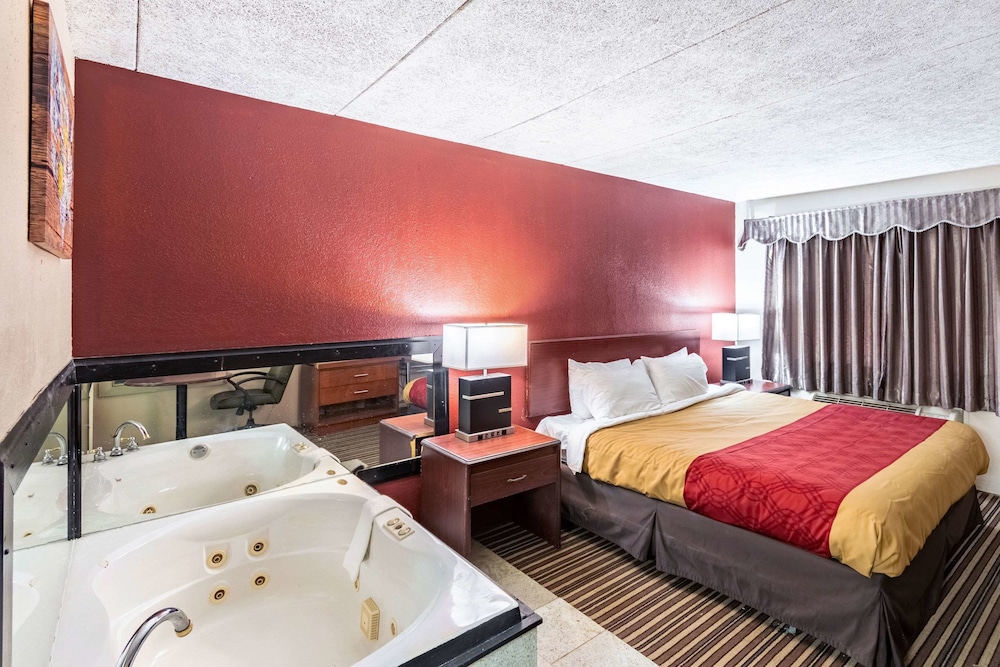 Econo Lodge - photo 20
