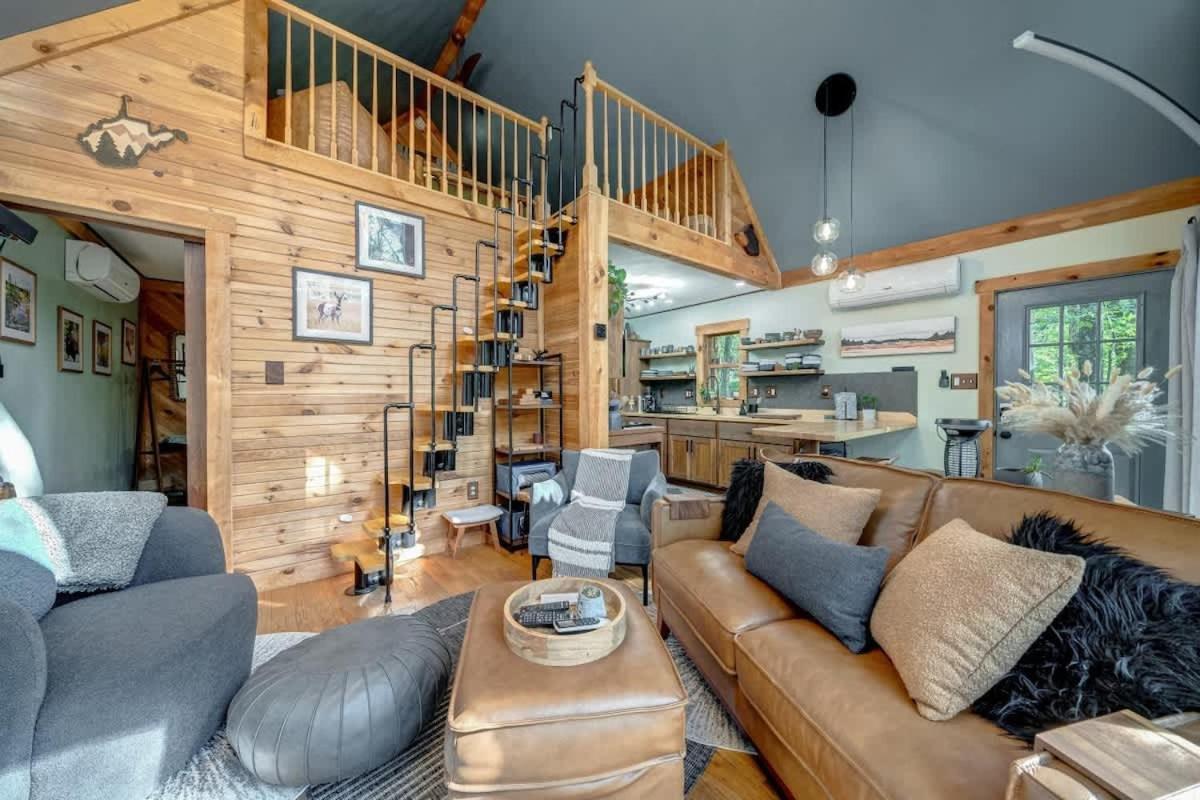 Upscale W Fireplace Fire Pit Games in Gated Comm — hotel in Paw Paw