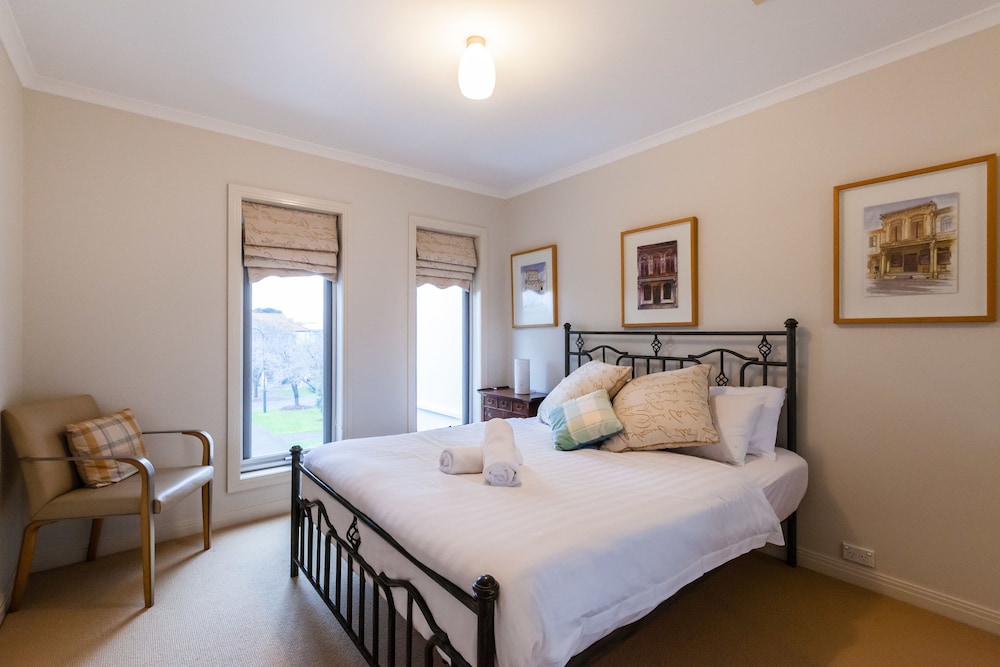 Jasmine 2Bdr Port Melbourne House — 4-Star Luxury Hotel in Port Melbourne, Australia