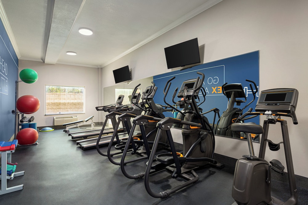 Holiday Inn Express and Suites Bakersfield Central by IHG - photo 23