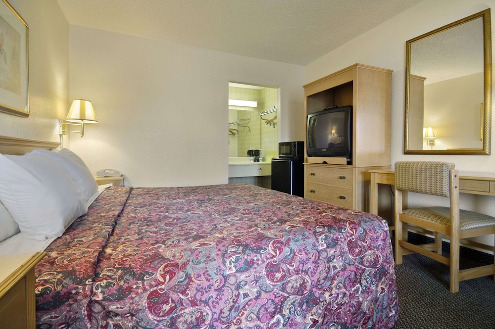 Days Inn & Suites by Wyndham Mobile - photo 11