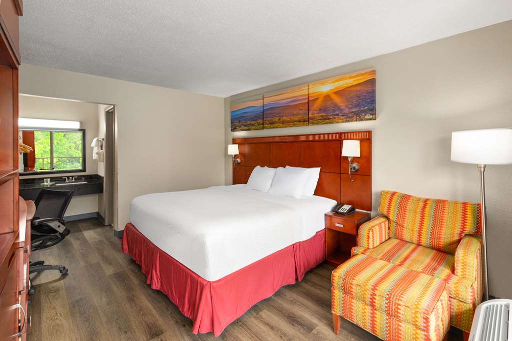 Days Inn by Wyndham Knoxville East - photo 10
