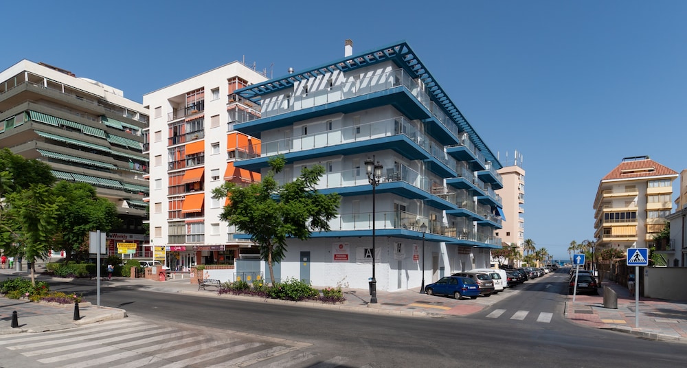 Sur Suites La Dorada centricos soleados a pocos metros de la Playa y con Parking Opcional in Fuengirola, Spain