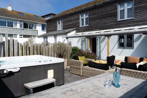 Island Wastrel in St Ives, United Kingdom