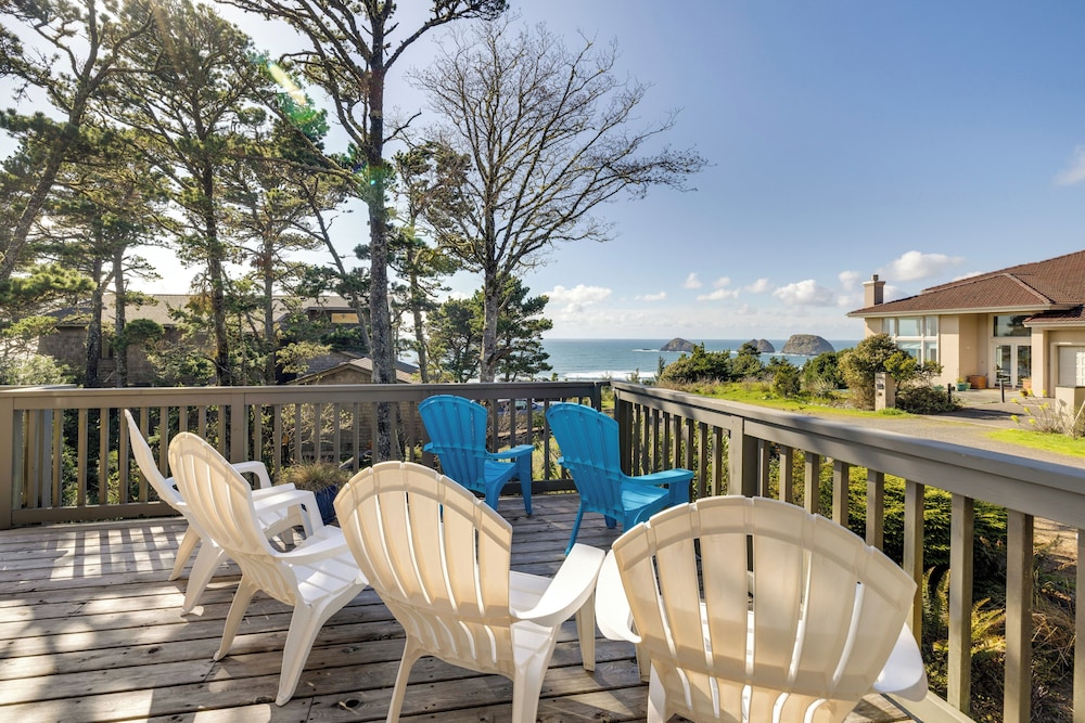 Coastal Tillamook Vacation Rental Ocean Views — 4-Star Luxury Hotel in Tillamook, United States