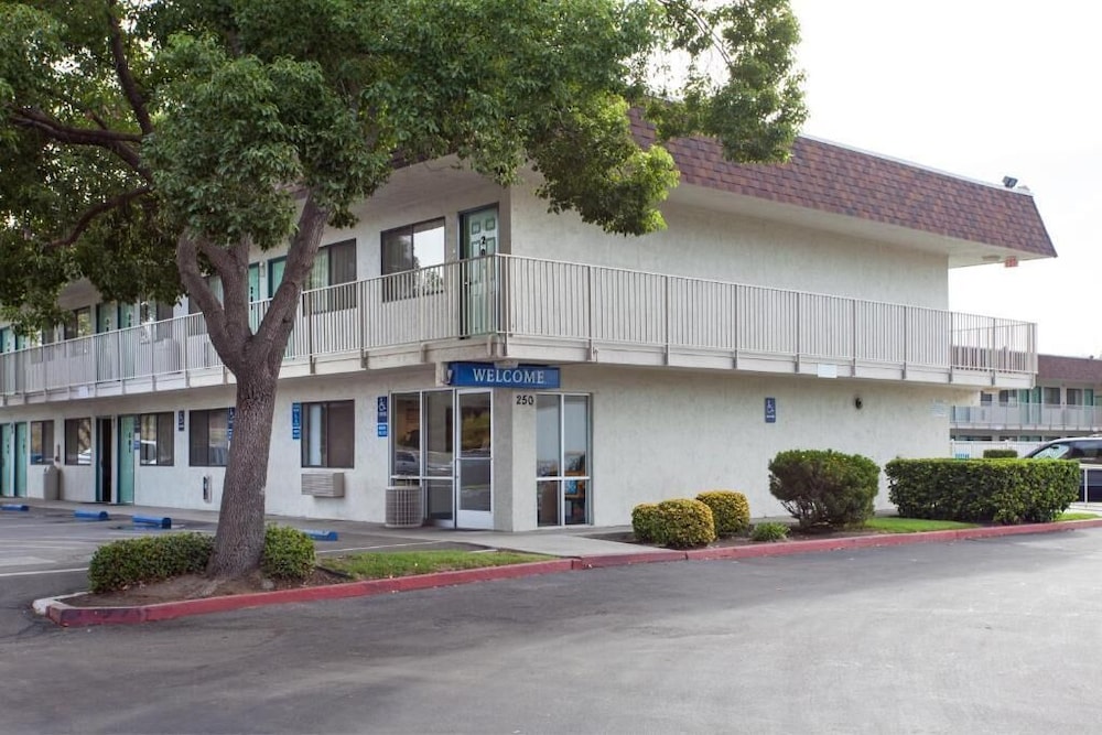 Super 8 By Wyndham Turlock - photo 17