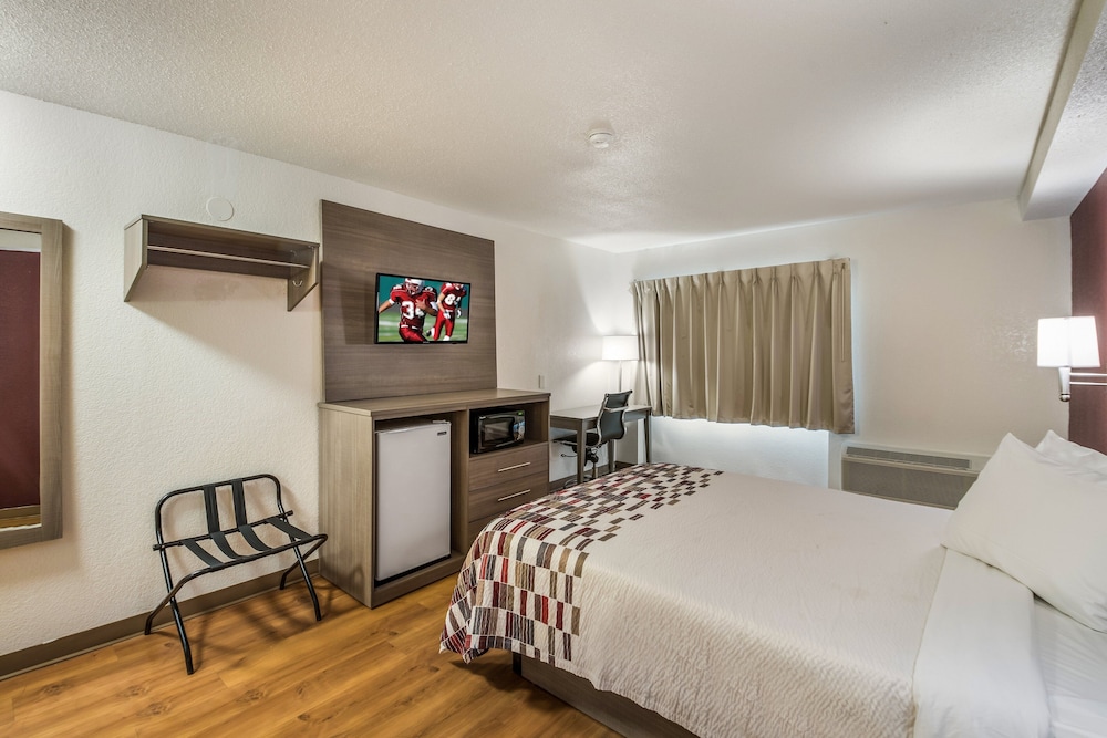 Red Roof Inn Rochester Airport - photo 11