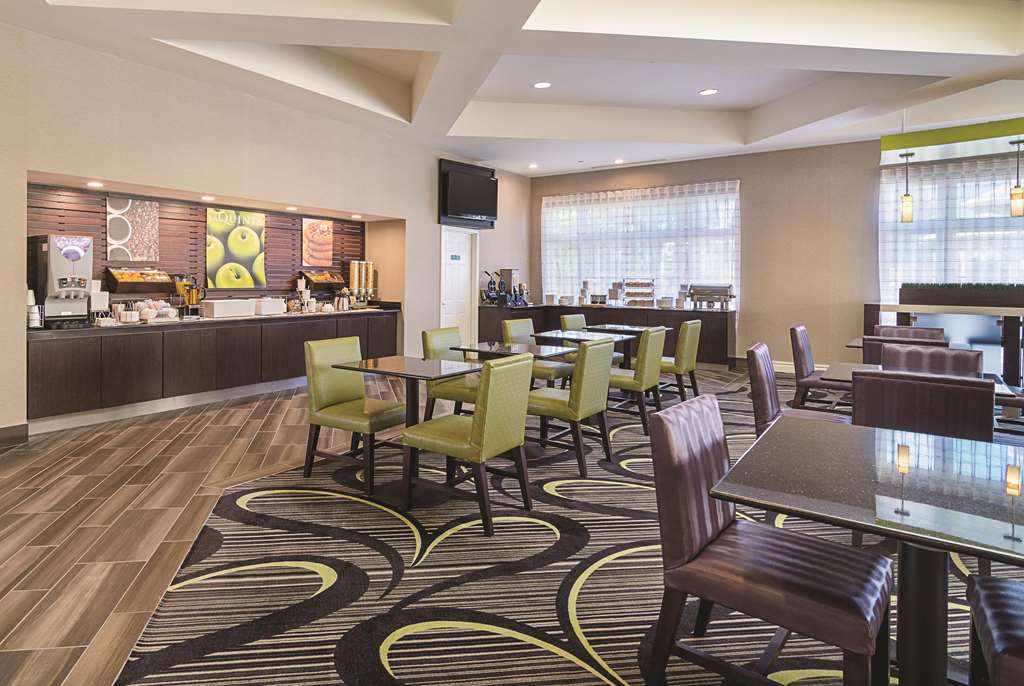 La Quinta Inn & Suites by Wyndham Phoenix Mesa West - photo 48