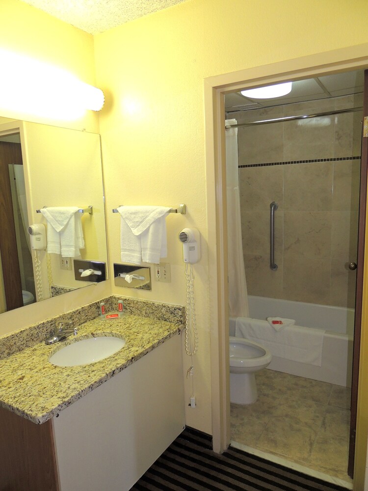 Econo Lodge Wickliffe Cleveland East - photo 49