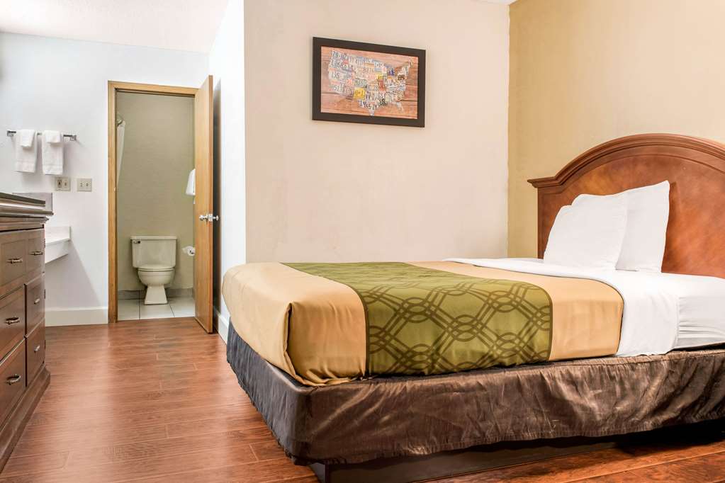 Econo Lodge Holland Toledo - photo 6