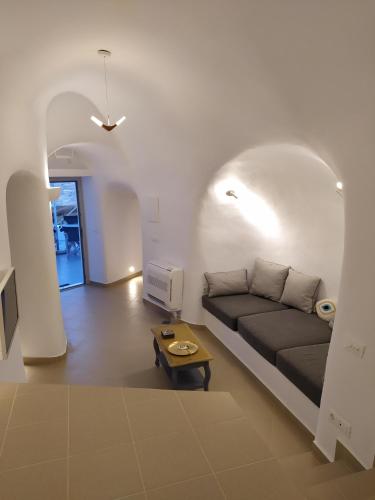 Santorini Cave Suite — 4-Star Luxury Hotel in Fira, Greece