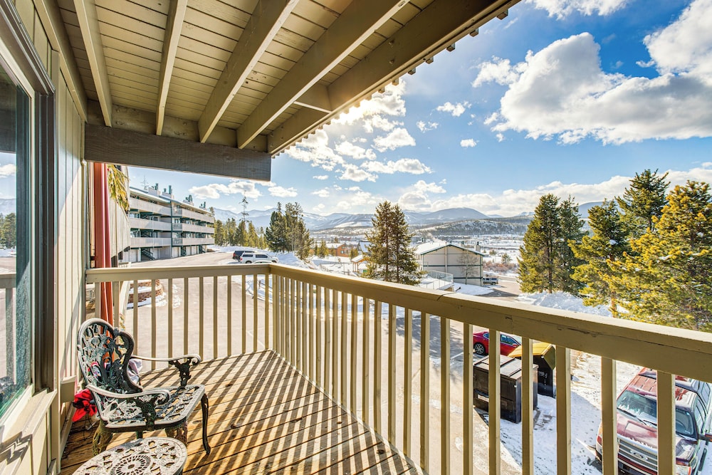 5 Mi to Winter Park Resort: Unit w Pool & Hot Tub in Fraser, United States