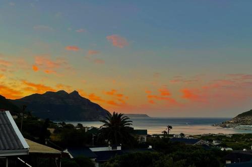 Ocean & mountain view home with Pool and garden — 4-Star Luxury Hotel in Cape Town, South Africa