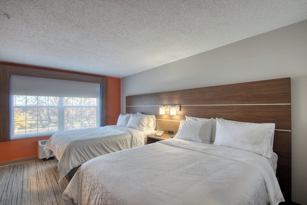 Holiday Inn Express Hotel & Suites Oshkosh by IHG - photo 48