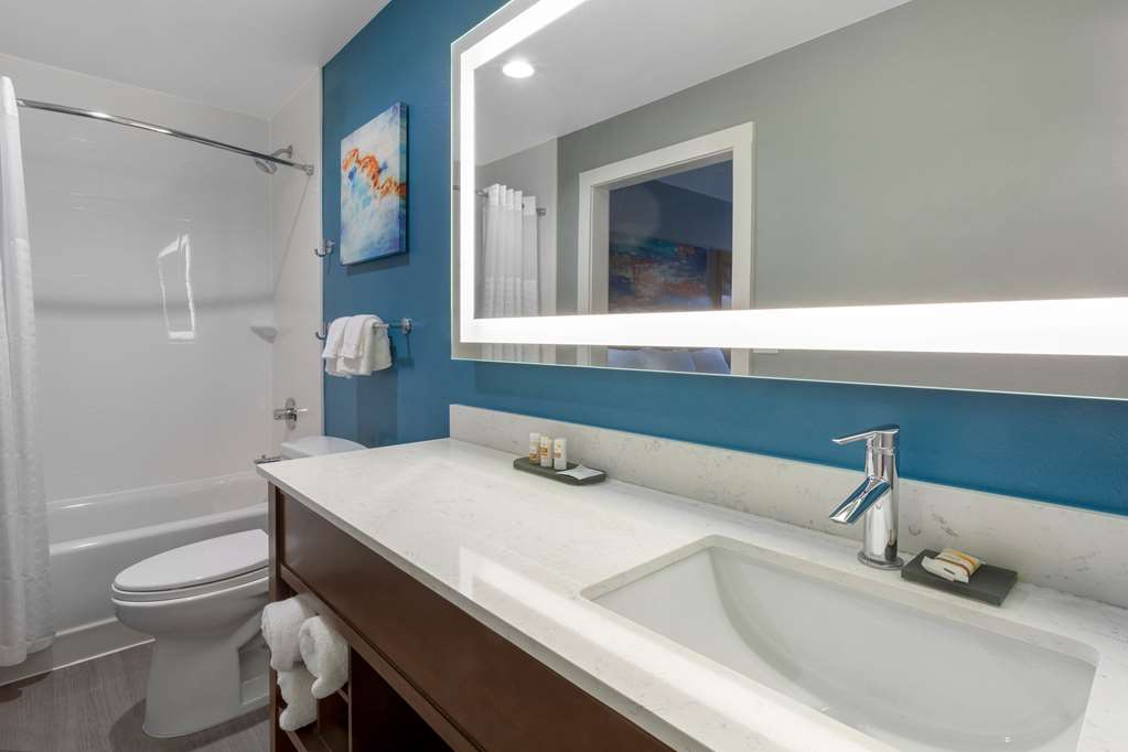 La Quinta Inn & Suites by Wyndham Ft. Myers Sanibel Gateway - photo 22