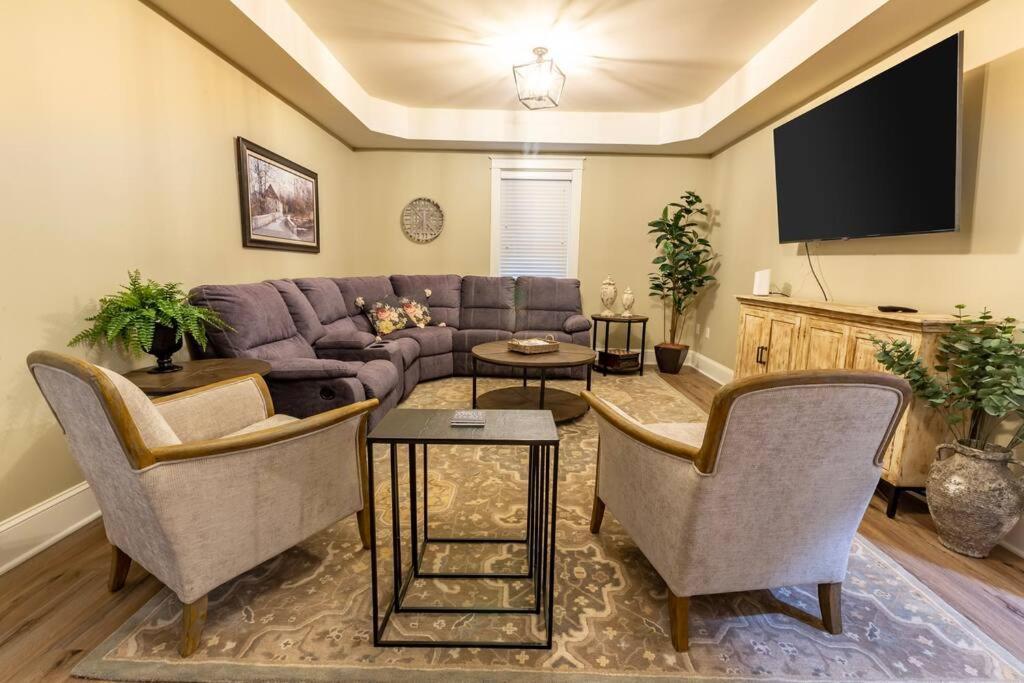 The Queen Place Updated Private Backyard — hotel in Hattiesburg