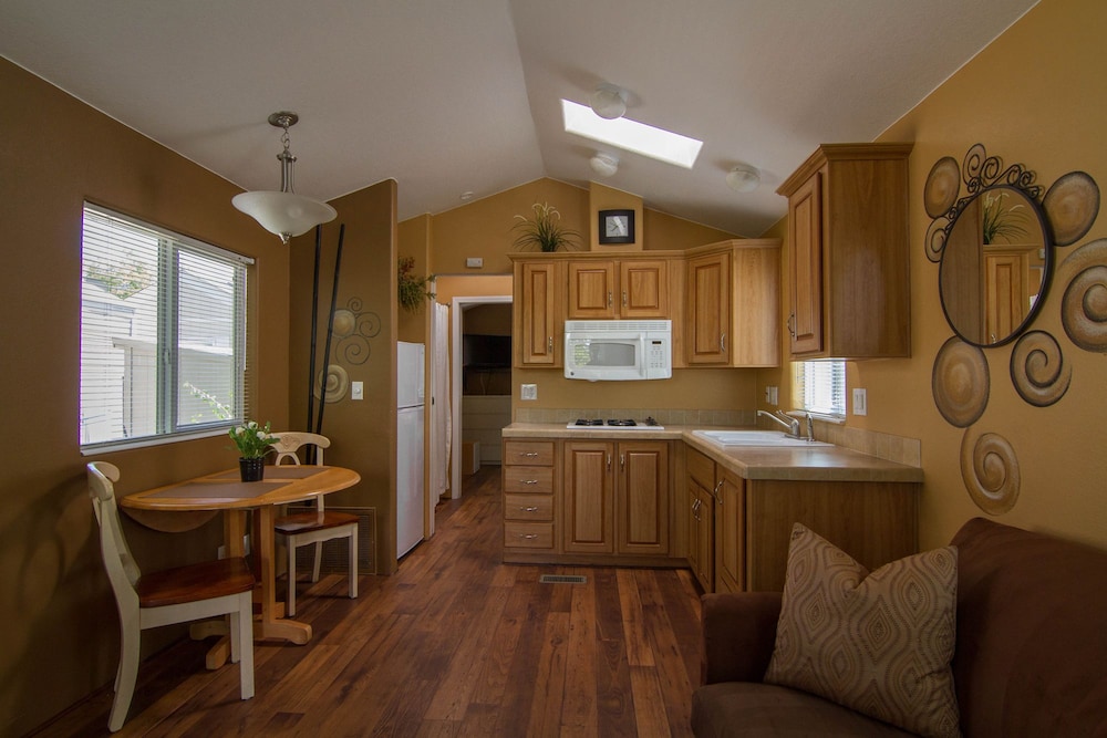 Arden Acres Executive Suites and Cottages - photo 14
