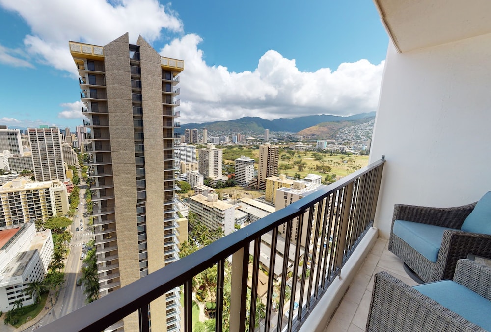 Artsy 32nd Floor Condo with Modern Furnishings & Gorgeous Ocean Views by Koko Resort Vacation Rentals - photo 32