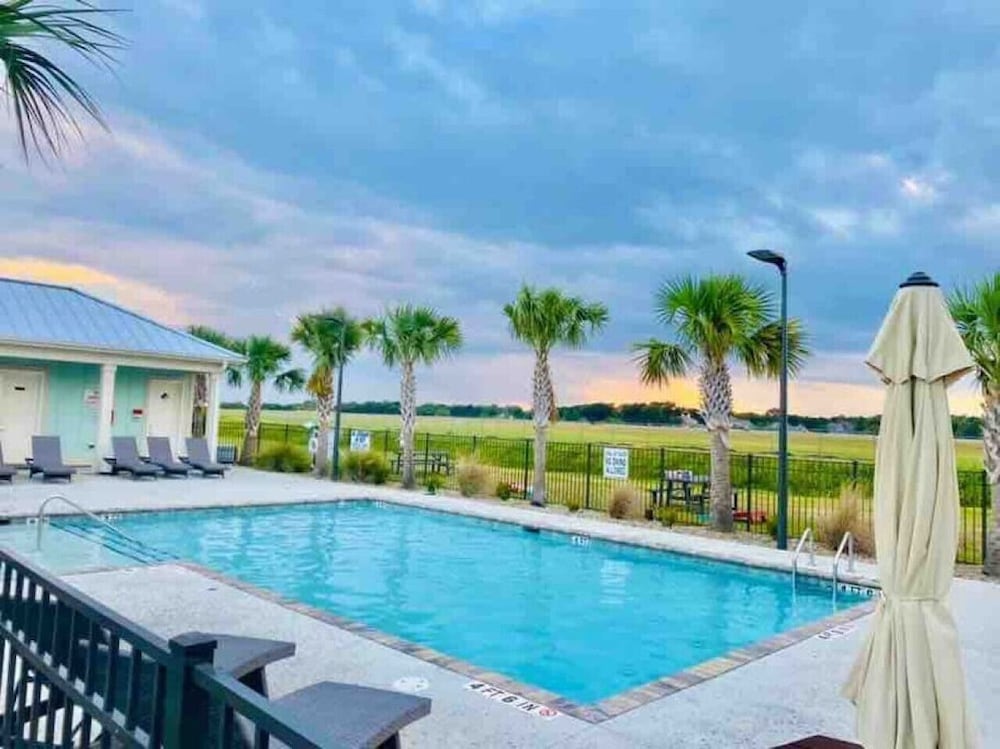 Vacation Cottages in North Myrtle Beach 66 — 4-Star Luxury Hotel in Myrtle Beach, United States