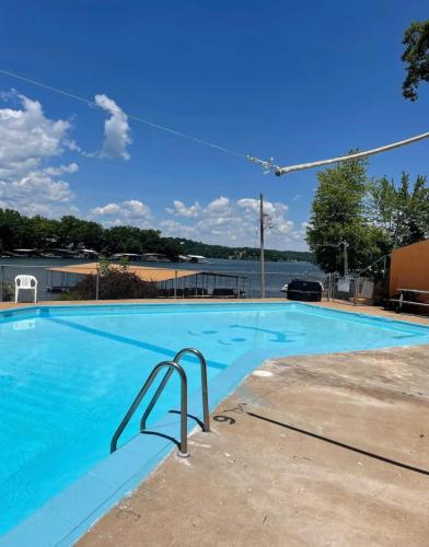 Lakeside Stay For Two By Wet Feet Retreats — hotel in Four Seasons
