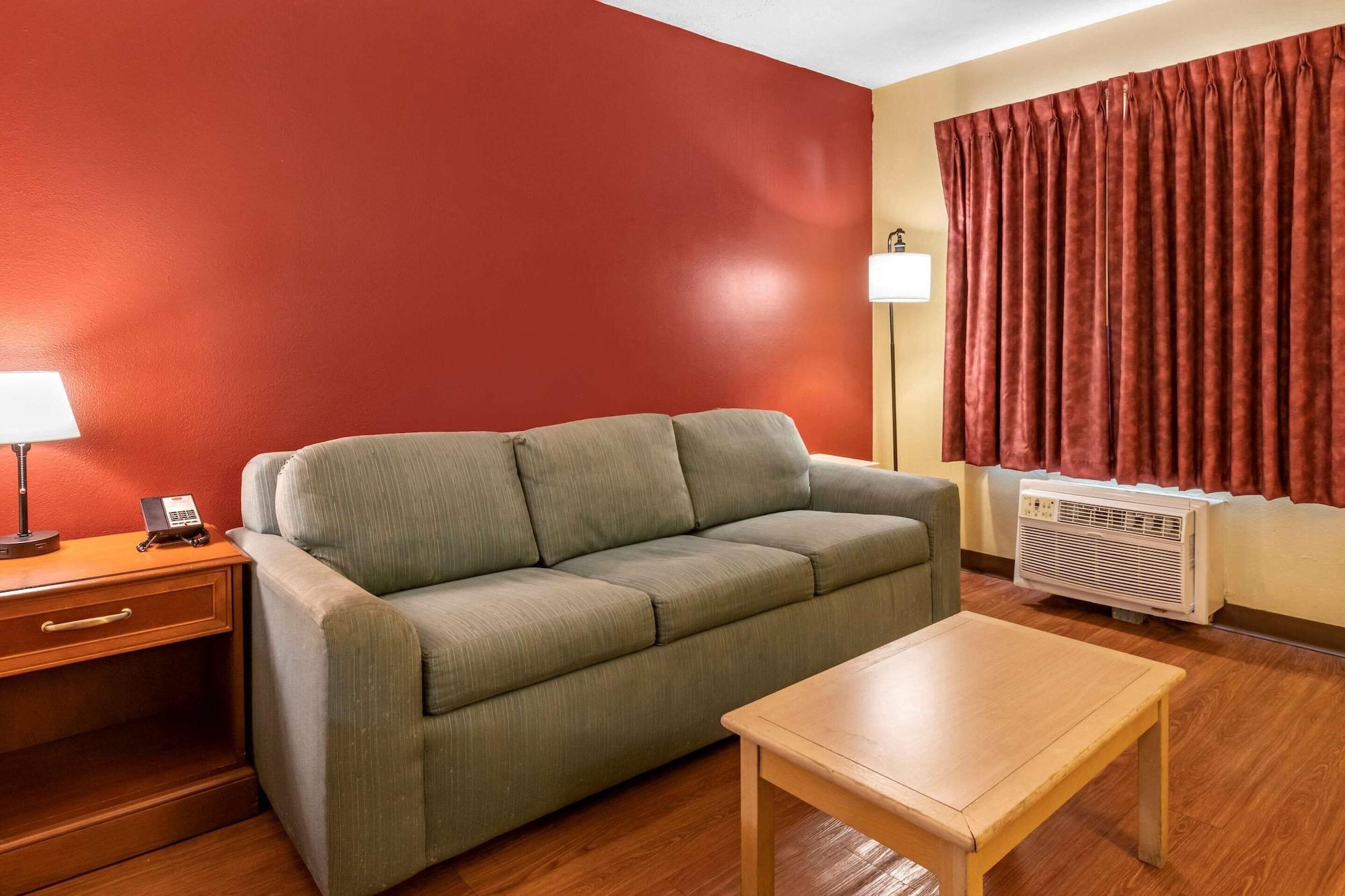 Econo Lodge Inn & Suites Maingate Central - photo 25