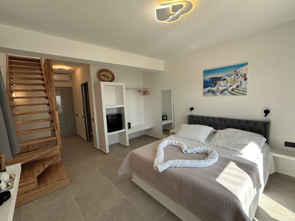 Lovely Hot L - last minute hotel in Fira