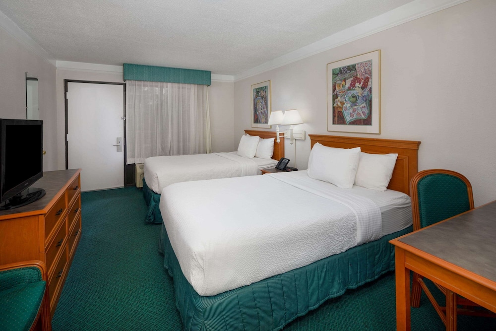 Super 8 by Wyndham Savannah - photo 25
