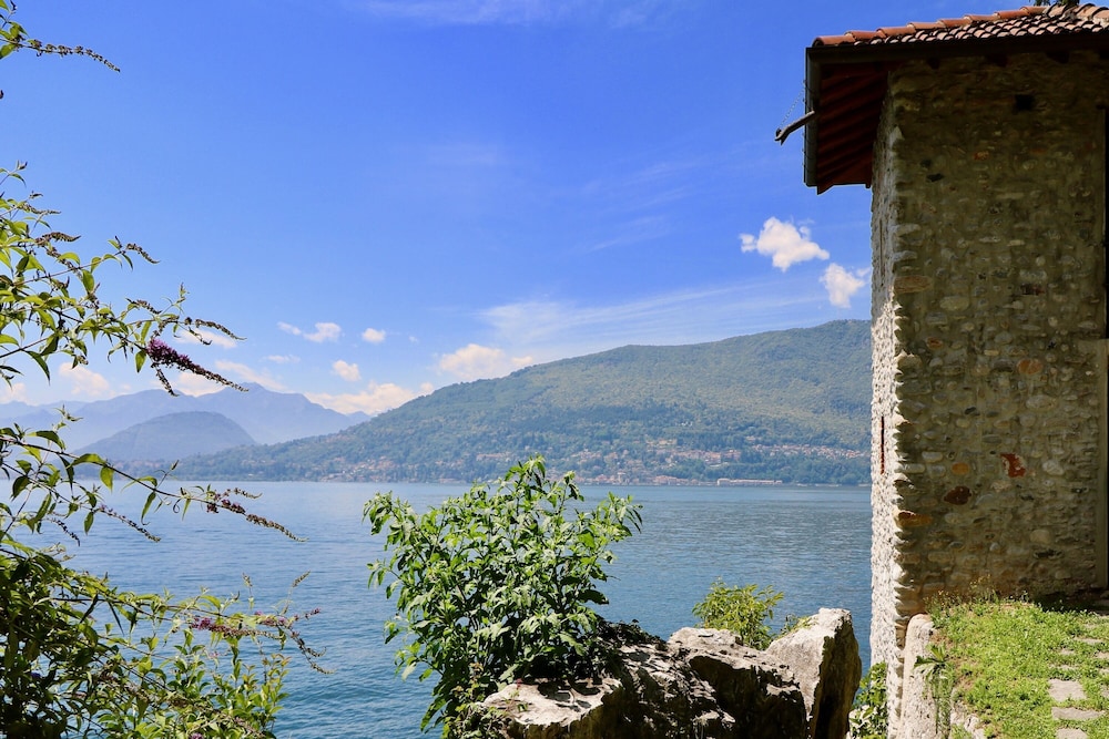 Connie's apartment Extra Pet Friendly — 4-Star Luxury Hotel in Monvalle, Italy